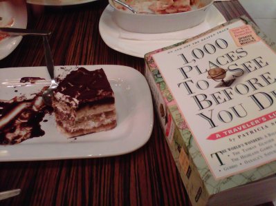 baca buku ini sambil ngemil tiramisu.. asyik :)