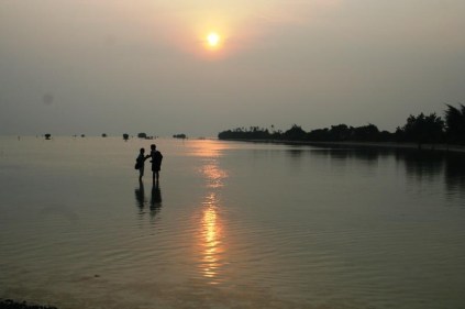 Sejoli menikmati sunrise