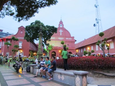 suasana kawasan stadthuys dengan dominas warna merah-nya