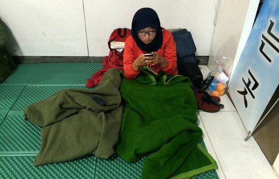 Membunuh waktu.. main hape.